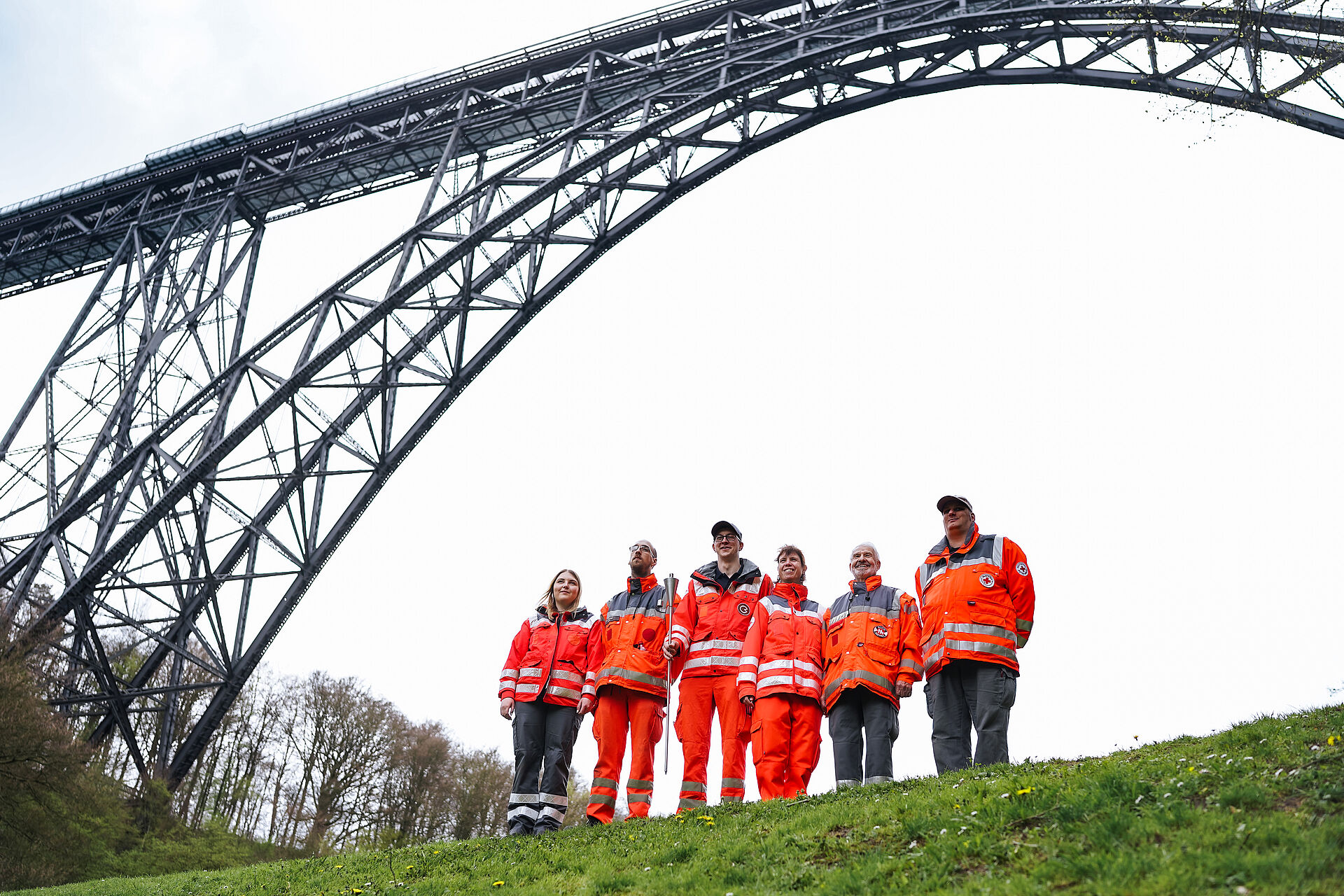 mehrere Helfer stehen unter der Müngstener Brücke